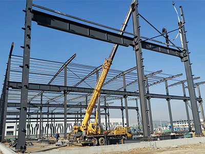 Como é o canteiro de obras de um edifício de fábrica de estrutura de aço