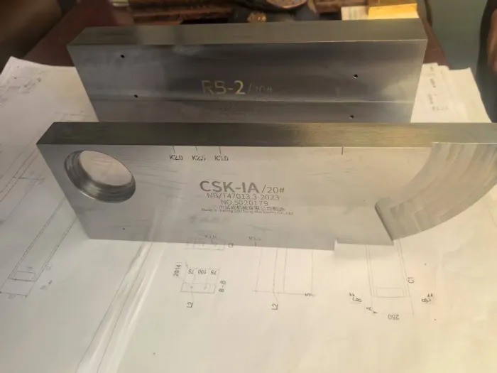 Treinamento operacional para o detector ultrassônico de falhas recém-adquirido na Qingdao Liweiyuan Steel Structure.