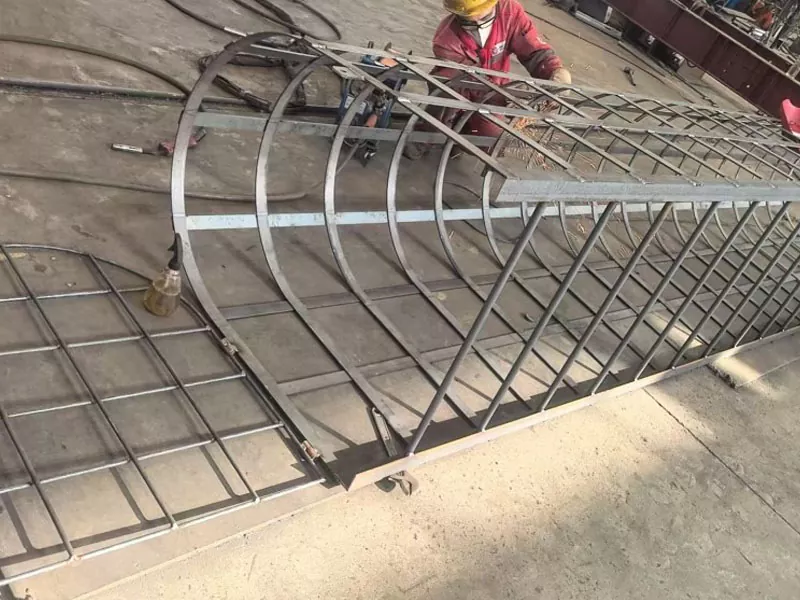 Quais fatores essenciais de projeto você deve avaliar ao selecionar escadas de aço para infraestrutura industrial?